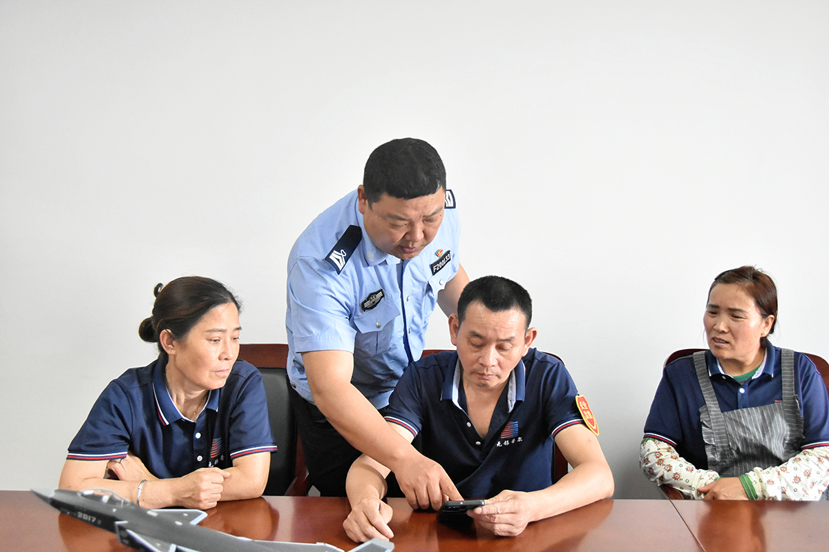 特邀梅梁派出所的民警前來(lái)開(kāi)展打擊整治網(wǎng)絡(luò)謠言宣傳活動(dòng)